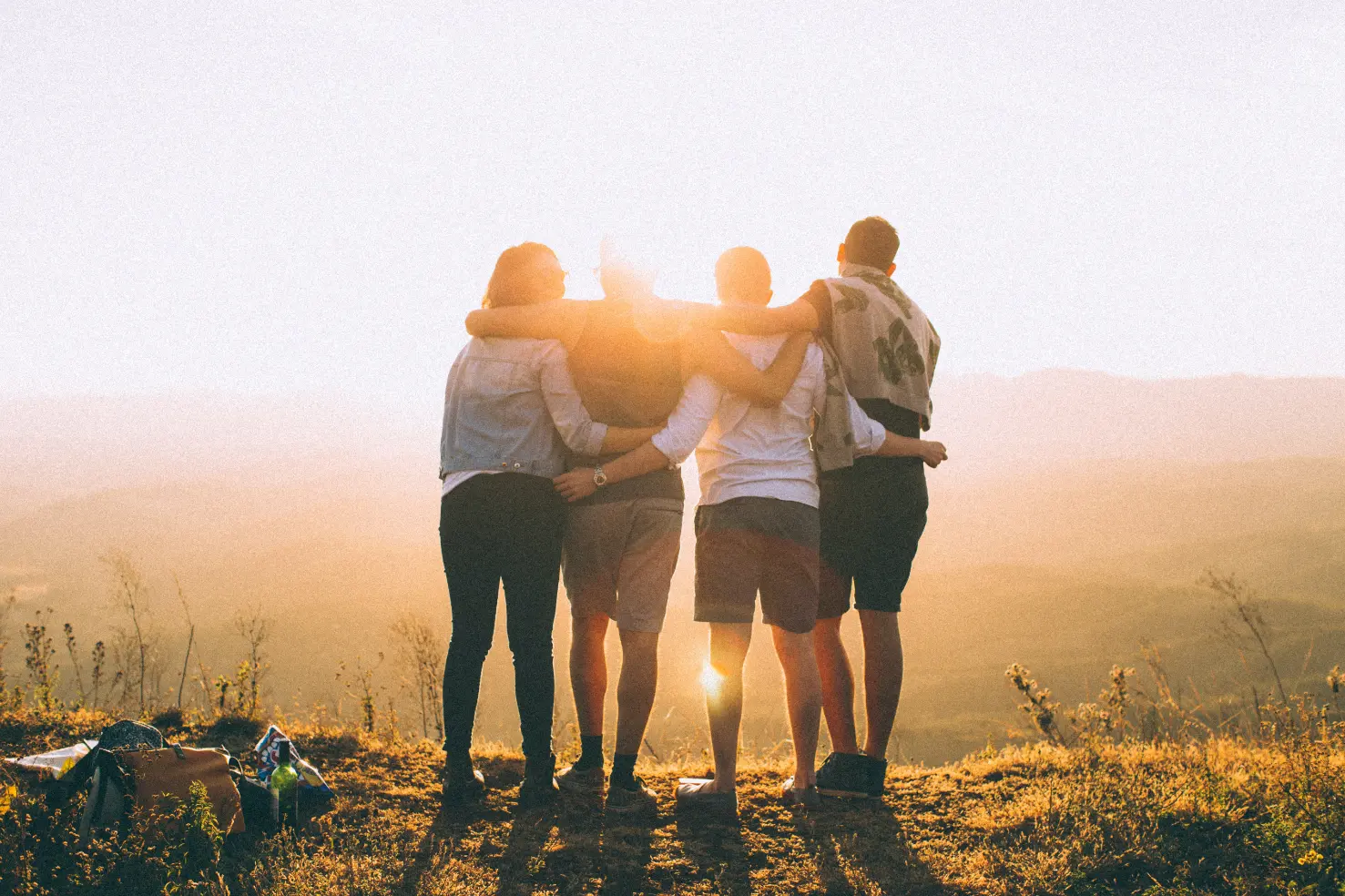 Groupe soudé au coucher de soleil, symbole de lien et de soutien