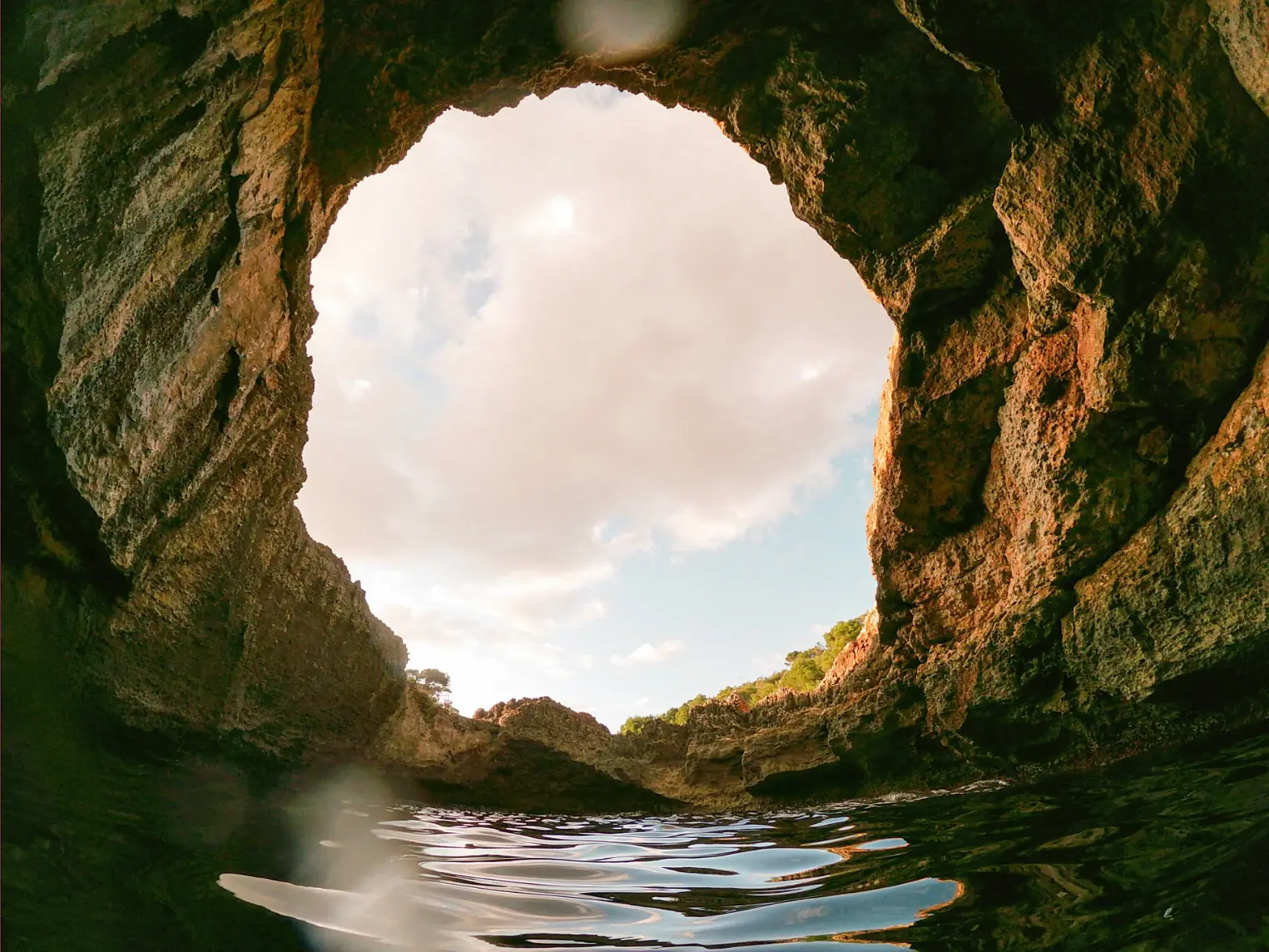 Grotte ouverte sur l’océan et ciel lumineux, symbole de sortie d’impasse et de clarté retrouvée