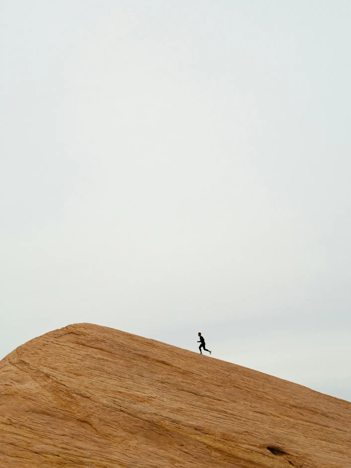 Silhouette courant sur une dune, élan retrouvé vers un cap clair et une progression sereine