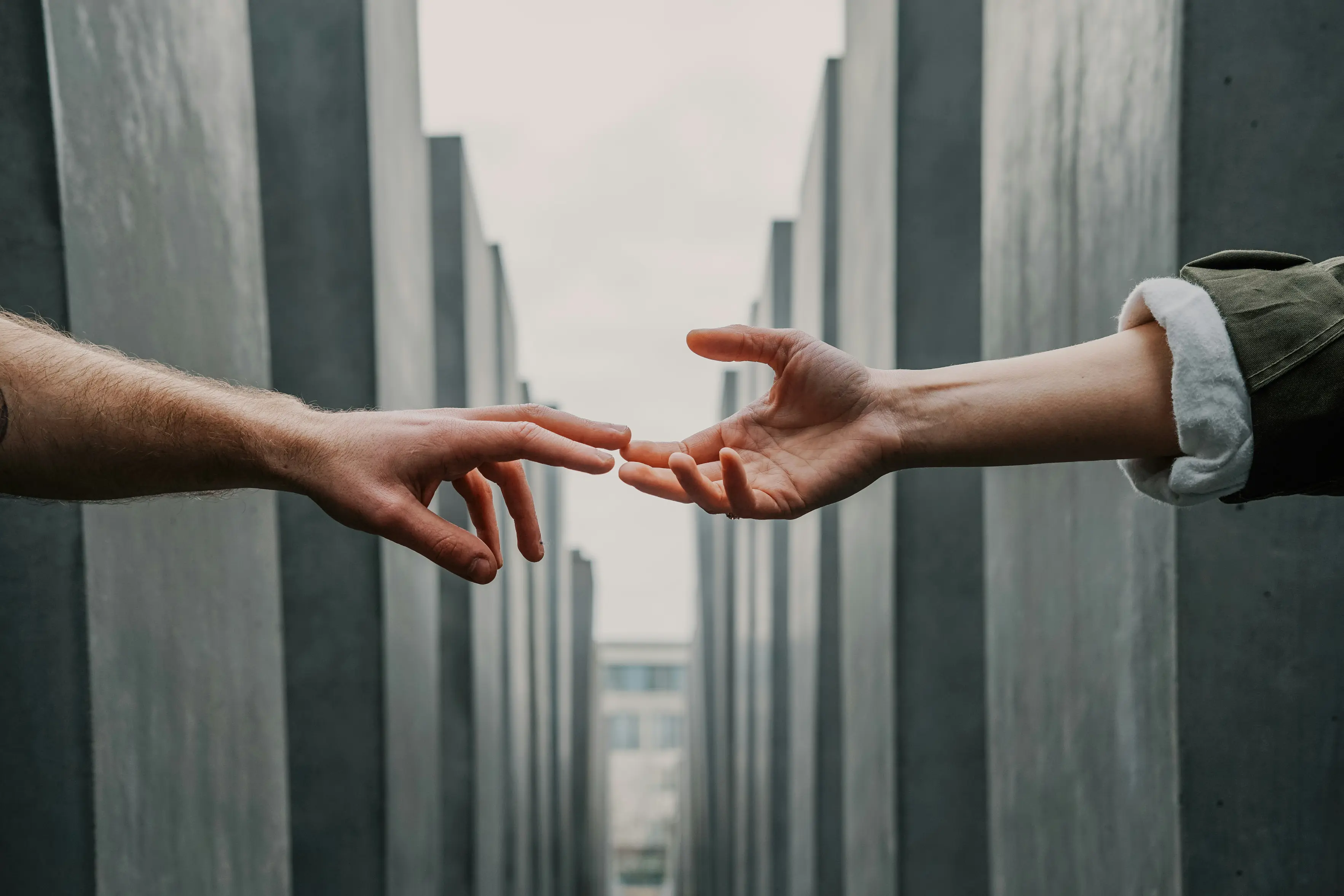 Thérapie Intelligence Relationnelle (IR) – deux mains qui se rejoignent, co-régulation et sécurité relationnelle