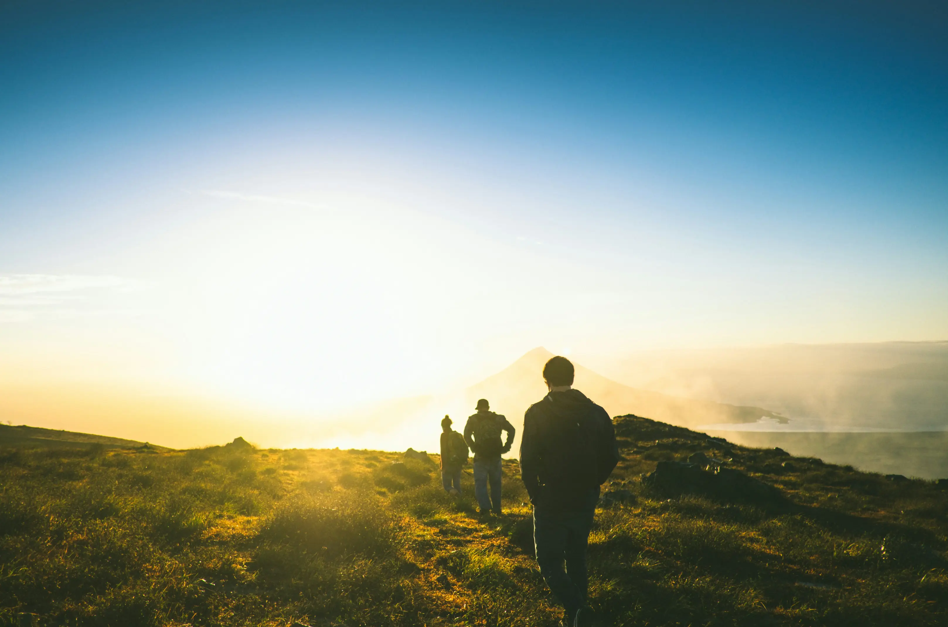 Formations Softskills Management 1 Équipe en marche vers l’horizon — besoin de formations softskills management pour clarifier le cadre relationnel