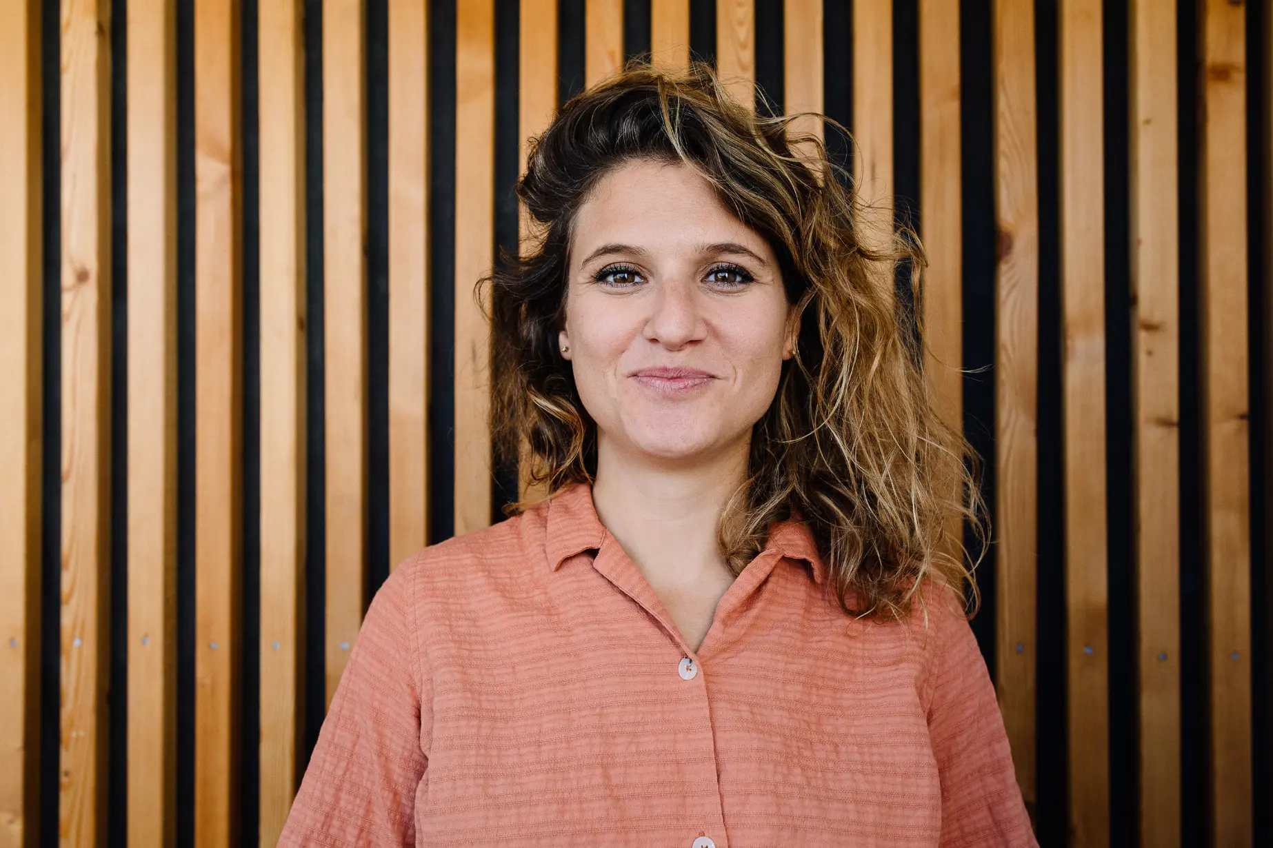 À propos Joia Accompagnement 1 Joia Accompagnement - Portrait de Naïs Di Tommaso Yekpe, coach professionnelle visio / Lyon – psy IR. NonViolence