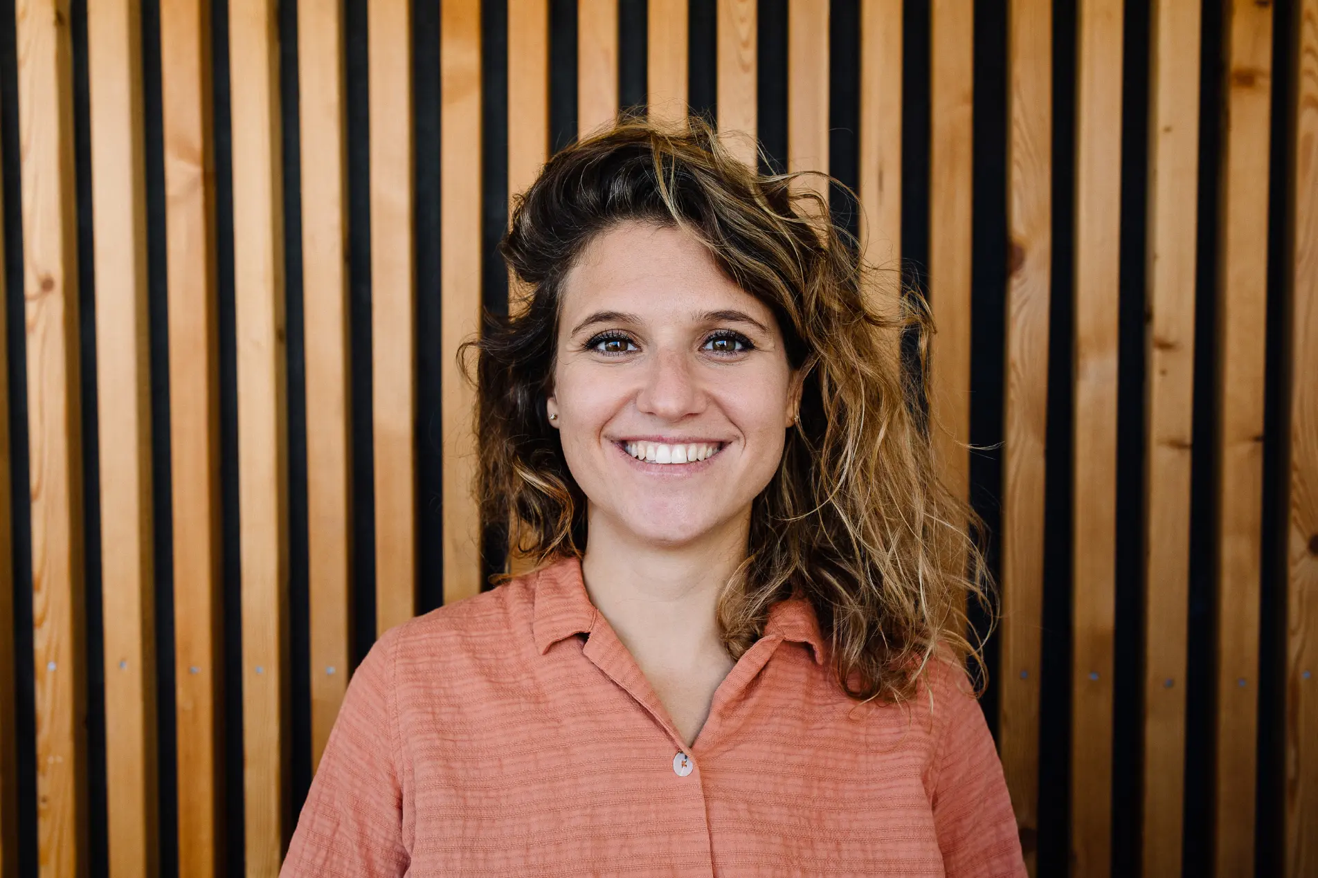 Coaching & Thérapie IR en visio – portrait de Naïs Di Tommaso Yekpe (Joïa), coach et psychopraticienne basée à Lyon.