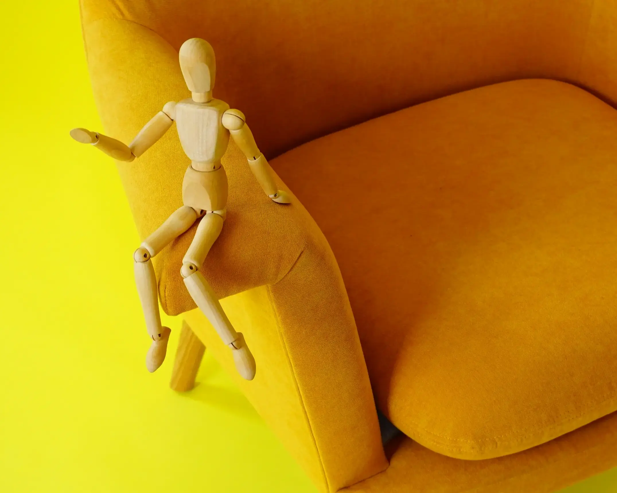 Thérapie Intelligence Relationnelle Visio, Lyon (IR ®) 2 Mannequin articulé sur fauteuil jaune, symbole d’ancrage et de sécurité intérieure retrouvée avec thérapie intelligence relationnelle visio