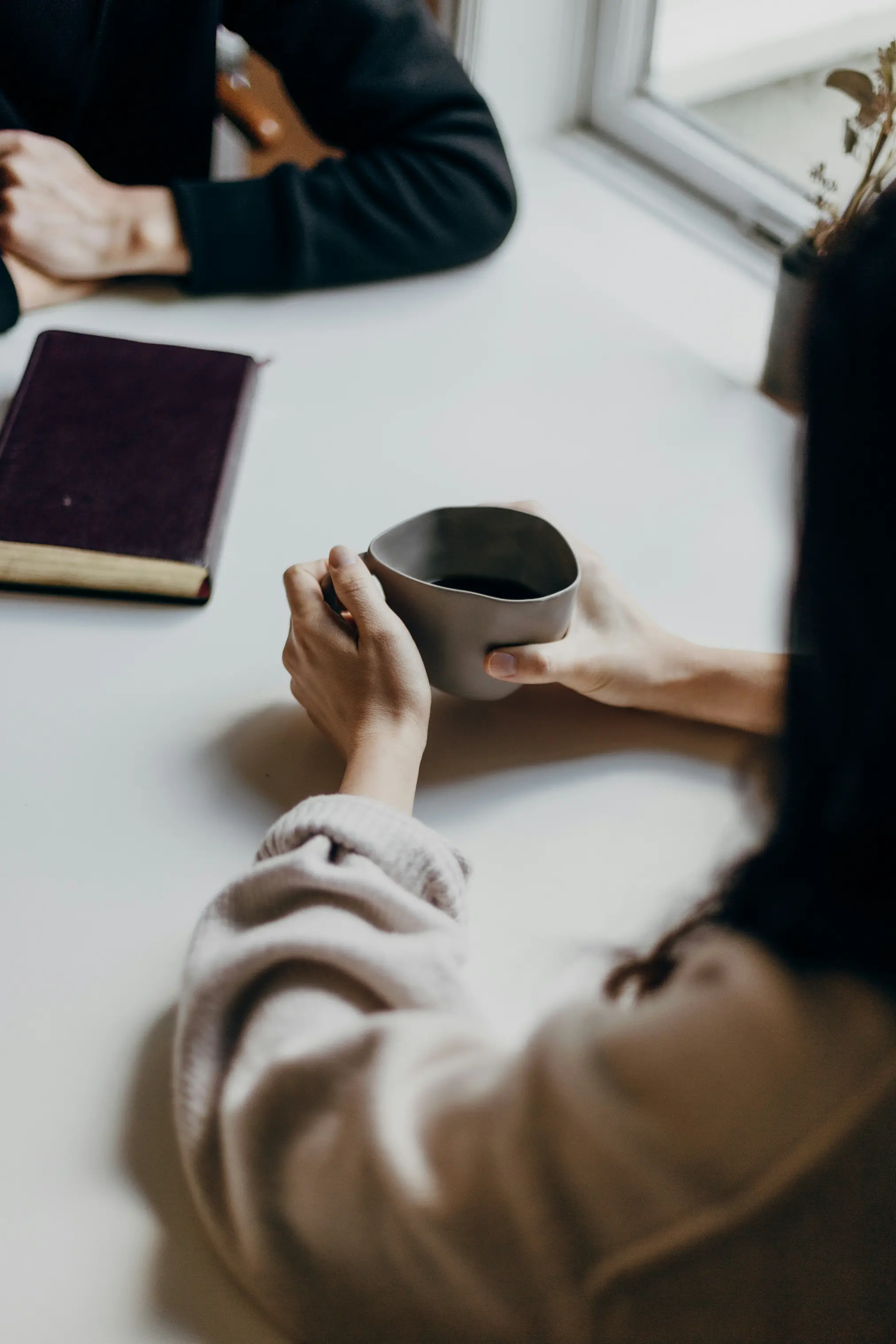 Thérapie Intelligence Relationnelle Visio, Lyon (IR ®) 1 Mains tenant une tasse, besoin d’apaisement et de sécurité intérieure face à la surcharge émotionnelle