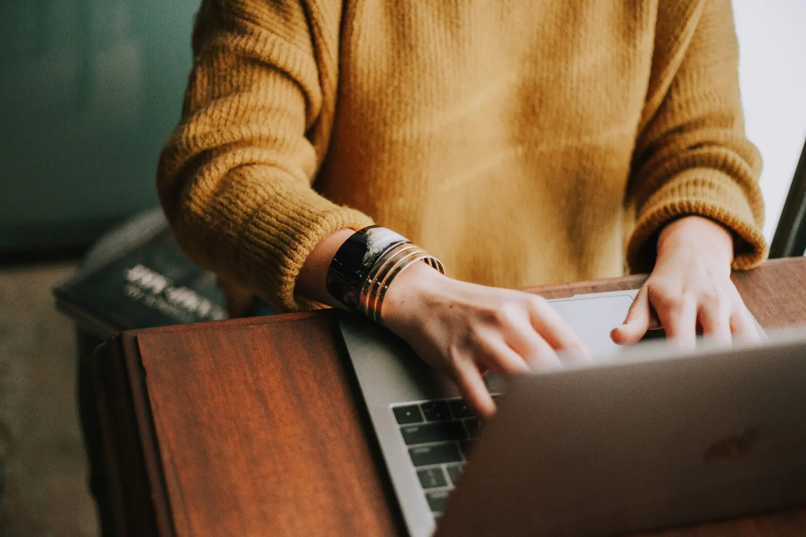 Coaching Professionnel Visio, Lyon 1 Main sur un ordinateur portable – surcharge mentale et besoin de hiérarchiser ses priorités